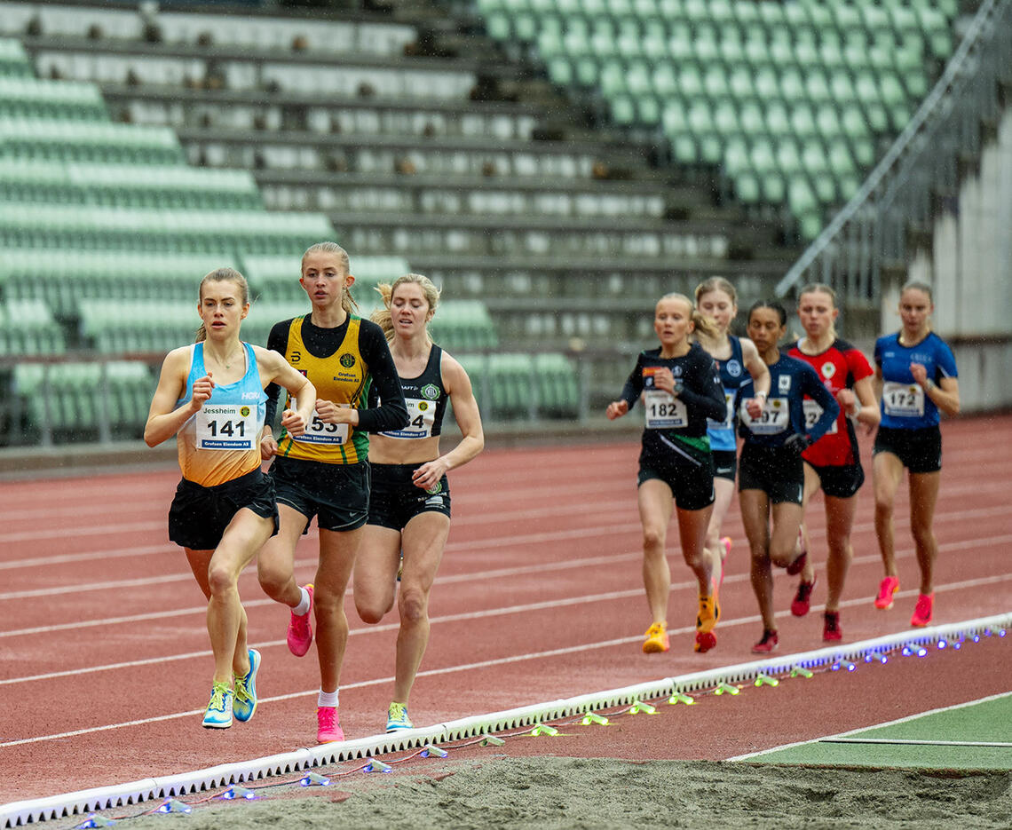 Det ble holdt høy fart allerede fra start på kvinnenes 1500 m. (Foto: Samuel Hafsahl)