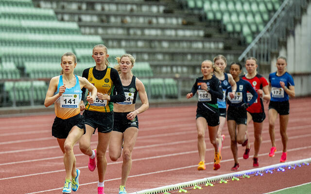 Det ble holdt høy fart allerede fra start på kvinnenes 1500 m. (Foto: Samuel Hafsahl)