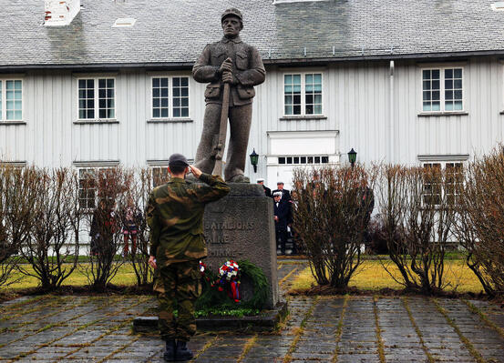 solsat forran bautaen ved Altagård