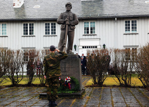 soldat foran bautaen ved Altagård