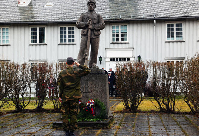 soldat foran bautaen ved Altagård