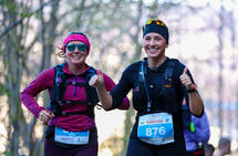 Beth Jones og Erin Els kommer begge fra Australia, og de ser ut til å kose seg med å løpe opp stigningen til Fjellveien. Begge gjennomførte maraton. (Foto: Arne Dag Myking)