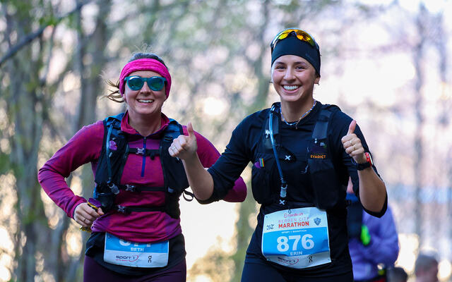 Beth Jones og Erin Els kommer begge fra Australia, og de ser ut til å kose seg med å løpe opp stigningen til Fjellveien. Begge gjennomførte maraton. (Foto: Arne Dag Myking)