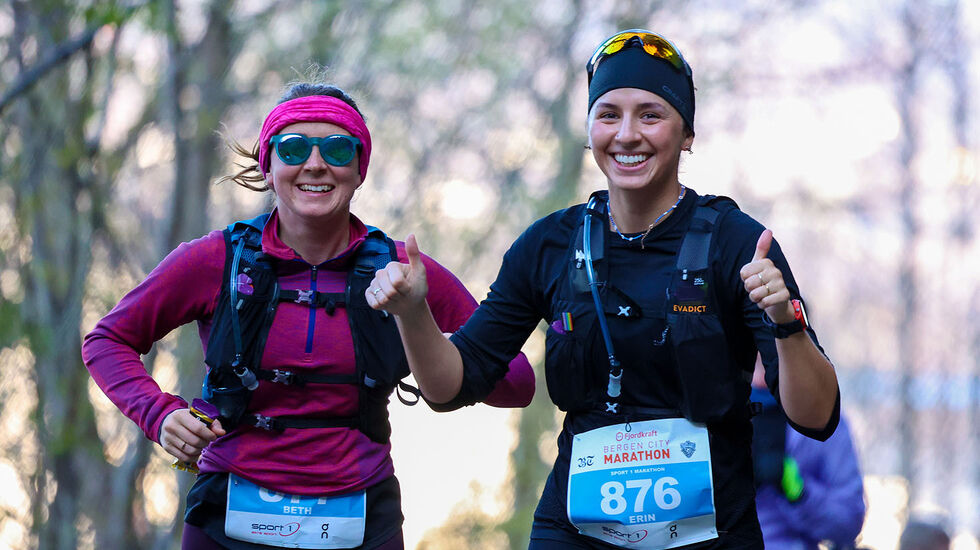 Beth Jones og Erin Els kommer begge fra Australia, og de ser ut til å kose seg med å løpe opp stigningen til Fjellveien. Begge gjennomførte maraton. (Foto: Arne Dag Myking)