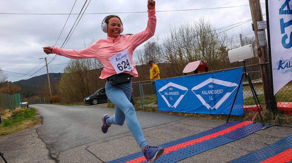 Hermine Mellin-Olsen går i mål med futt og stil. (Alle foto: Arne Dag Myking)