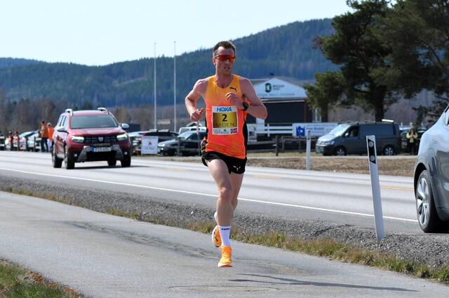 Sondre Nordstad Moen da han løp inn til gjeldende løyperekord på 28:51 i den første 10 kilomteren i Grue 1. mai i fjor. (Foto: Janne Slorafoss)