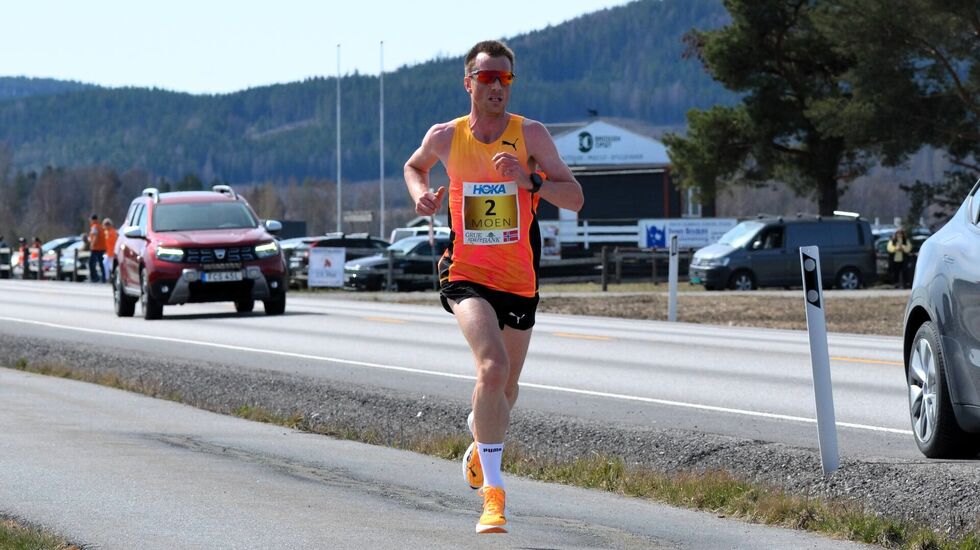 Sondre Nordstad Moen da han løp inn til gjeldende løyperekord på 28:51 i den første 10 kilomteren i Grue 1. mai i fjor. (Foto: Janne Slorafoss)