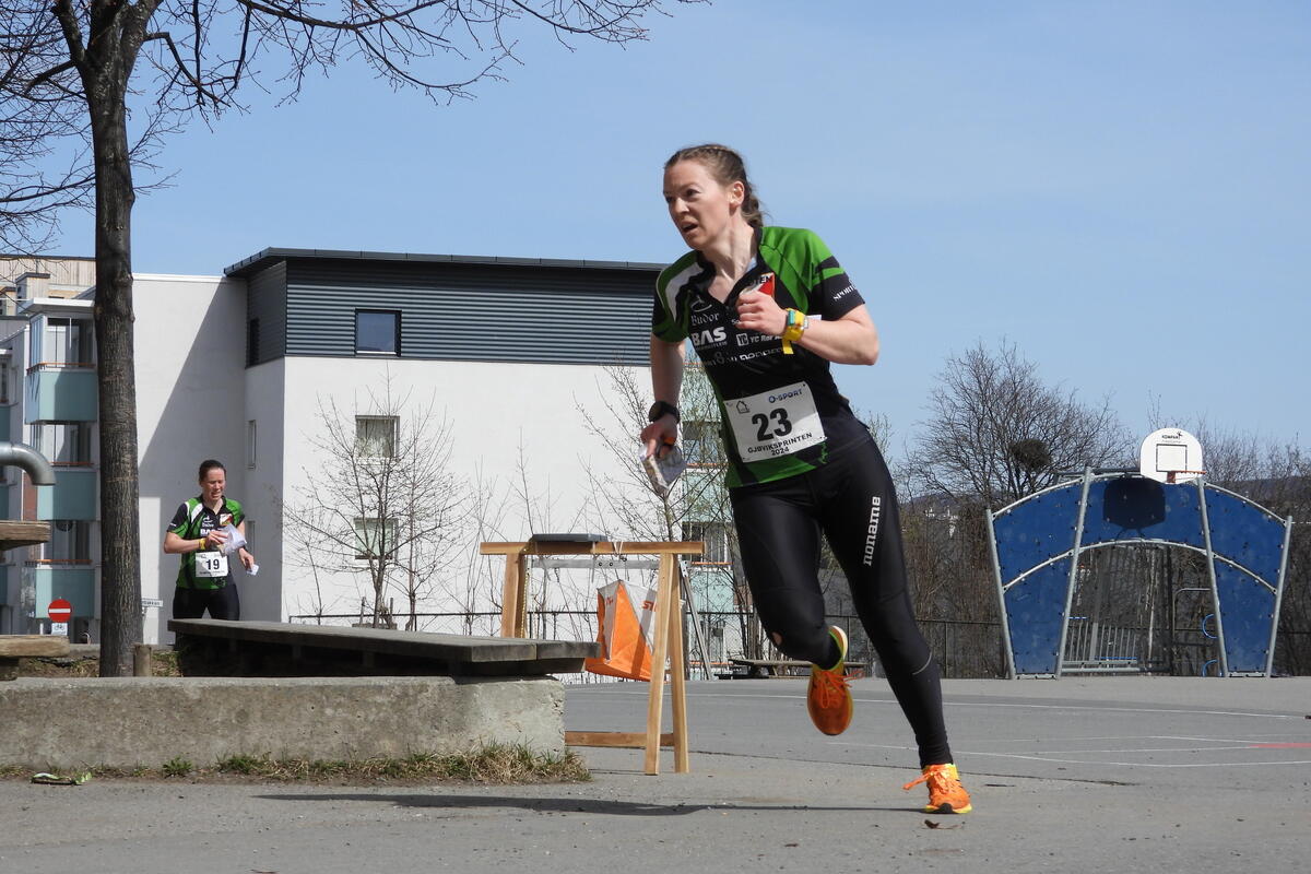 Evine Westli Andersen nr to på jaktstarten med «Runners Choice» i D17.