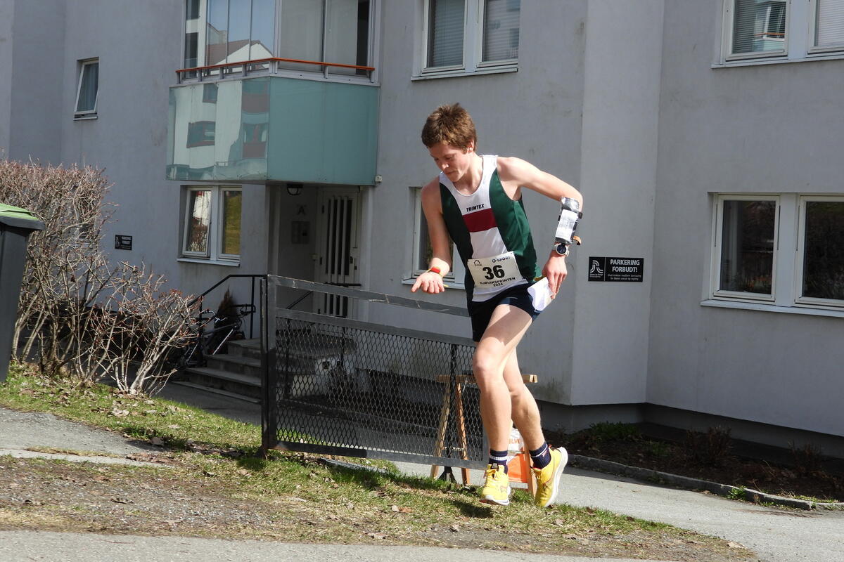 Aksel Tonjer Fingarsen først i mål på jaktstarten med «Runners Choice» i H 15-16.