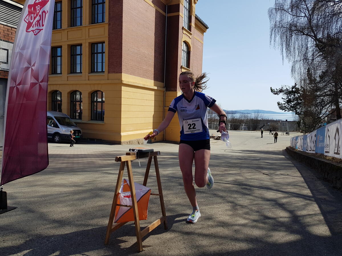 Ingeborg Roll Mosland i mål på Gjøviksprinten.