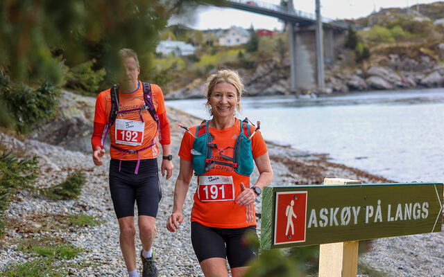 Siste del av løypen går over rullesteinstranden på Herdla. Ikke det letteste for slitne bein? (Foto: Arne Dag Myking)