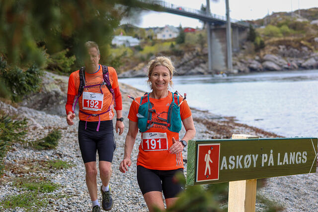 Siste del av løypen går over rullesteinstranden på Herdla. Ikke det letteste for slitne bein? (Foto: Arne Dag Myking)