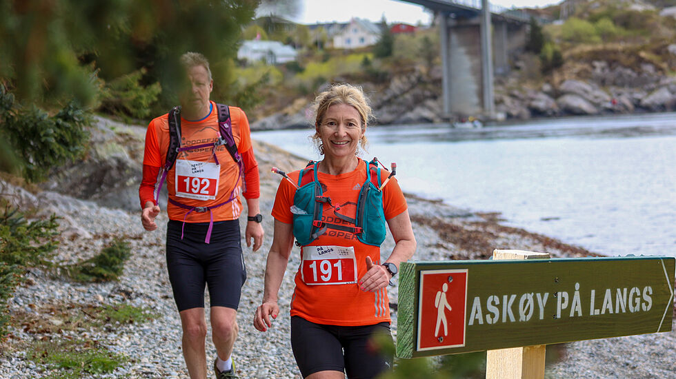 Siste del av løypen går over rullesteinstranden på Herdla. Ikke det letteste for slitne bein? (Foto: Arne Dag Myking)