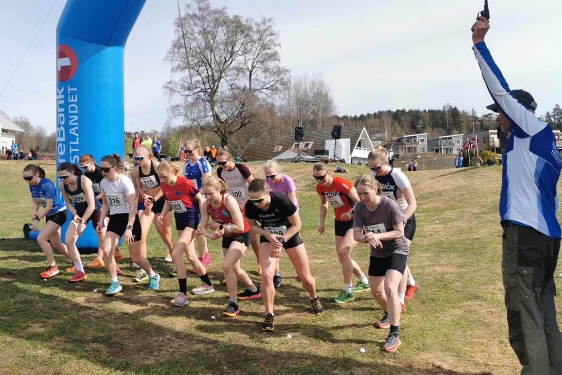 Starten går for alle kvinneklasser på 1,6 km med 15 løpere i feltet. (Foto: Dag Kåshagen)