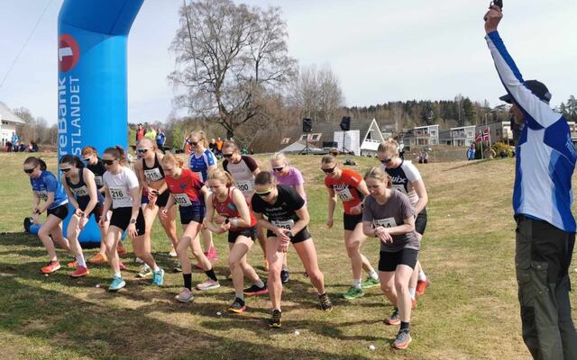 Starten går for alle kvinneklasser på 1,6 km med 15 løpere i feltet. (Foto: Dag Kåshagen)