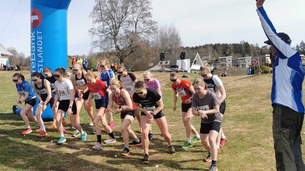 Starten går for alle kvinneklasser på 1,6 km med 15 løpere i feltet. (Foto: Dag Kåshagen)
