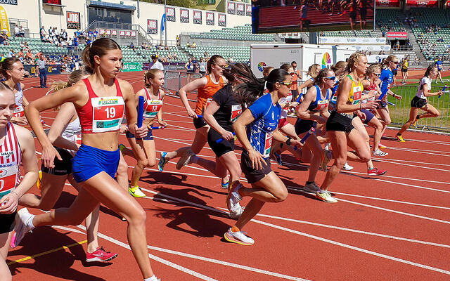 Kvinner elite legger ut fra Bislett i 2024-utgaven av Holmenkollstafetten. (Foto: Runar Gilberg)