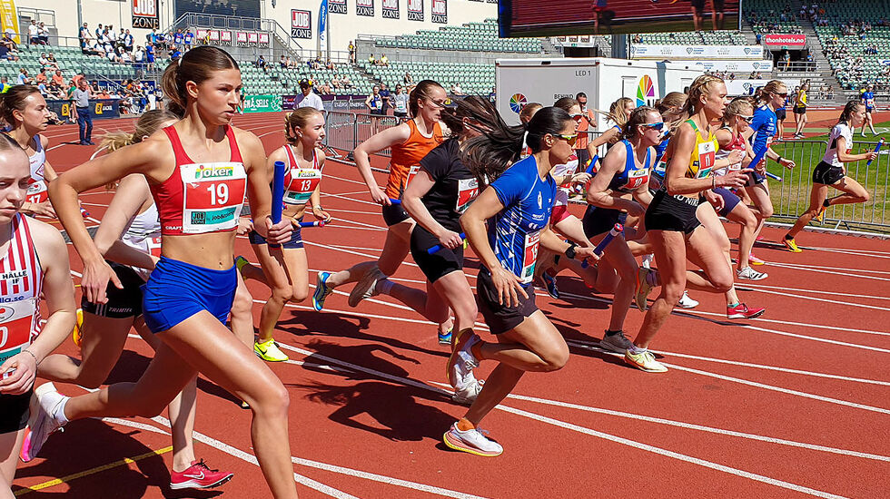 Kvinner elite legger ut fra Bislett i 2024-utgaven av Holmenkollstafetten. (Foto: Runar Gilberg) 