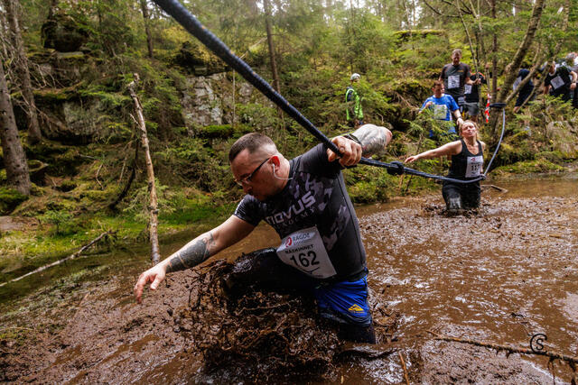 Det var ikke bare vått i terrenget under Råskinnet: det var dype pytter som måtte krysses. Her holder Karol Bobis på med den saken. (Alle foto: Sylvain Cavatz)
