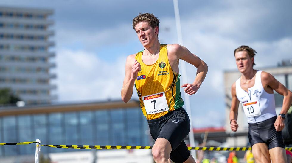 Andreas Fjeld Halvorsen fikk en fin gjennomkjøring før banesesongen da han som juniorløper bød seniorløperne opp til dans i NM terrengløp på Bjerkebanen i Oslo. (Foto: Samuel Hafsahl)
