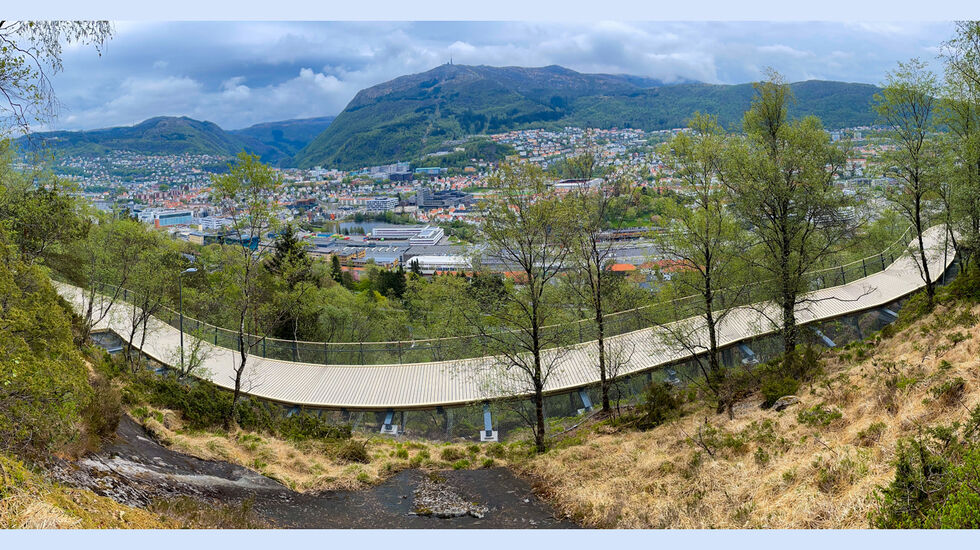 Den nye gangbroen i Løvstien er en spektakulær turvei som har blitt veldig populær. (Foto: Arne Dag Myking)