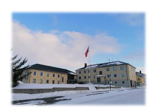 På Bildet: Båtsfjord Rådhus med norsk flagg i flaggstanga. Foto: Frivlillisentralen.