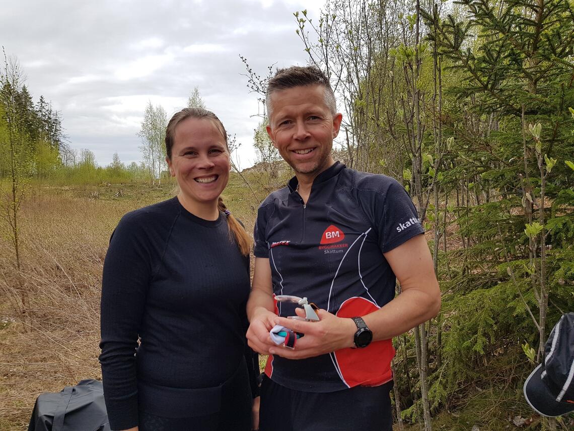 Vinneren av den lengste løypa, Kenneth Bilstad, sammen med Mari Norstad Opsahl som også løp den lengste løypa, men manglet stempling på en post. (Foto: Stein Arne Negård)