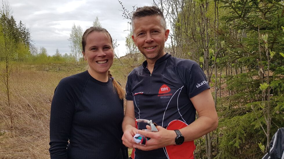 Vinneren av den lengste løypa, Kenneth Bilstad, sammen med Mari Norstad Opsahl som også løp den lengste løypa, men manglet stempling på en post. (Foto: Stein Arne Negård)