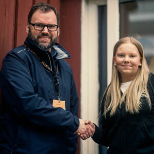 Ordfører Einar Gimse-Syrstad og Marie Lyngen signerte ALLEMED-kontrakt på Potten ungdomshus tirsdag 7. mai 2024. Foto: Melhus kommune/Mariken Lie