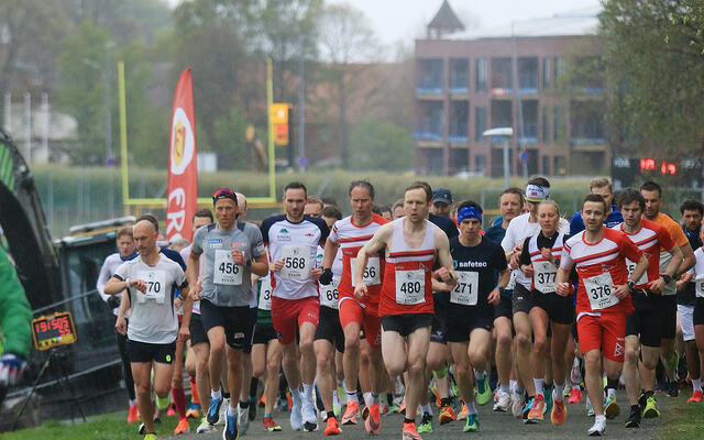 Starten har akkurat gått på 10 kilometeren, og vi ser beste kvinne, Marte Lien Johnsen med startnummer 377 og beste mann, Tommy Bangjord Hove med startnummer 376. (Foto: Pawel Sikorski)