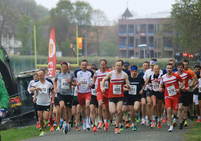 Starten har akkurat gått på 10 kilometeren, og vi ser beste kvinne, Marte Lien Johnsen med startnummer 377 og beste mann, Tommy Bangjord Hove med startnummer 376. (Foto: Pawel Sikorski)