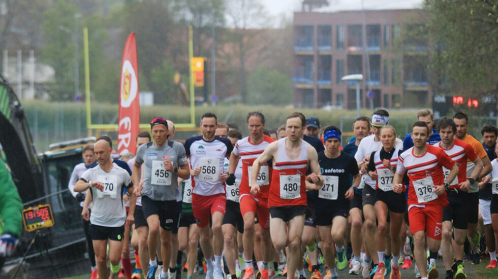Starten har akkurat gått på 10 kilometeren, og vi ser beste kvinne, Marte Lien Johnsen med startnummer 377 og beste mann, Tommy Bangjord Hove med startnummer 376. (Foto: Pawel Sikorski)