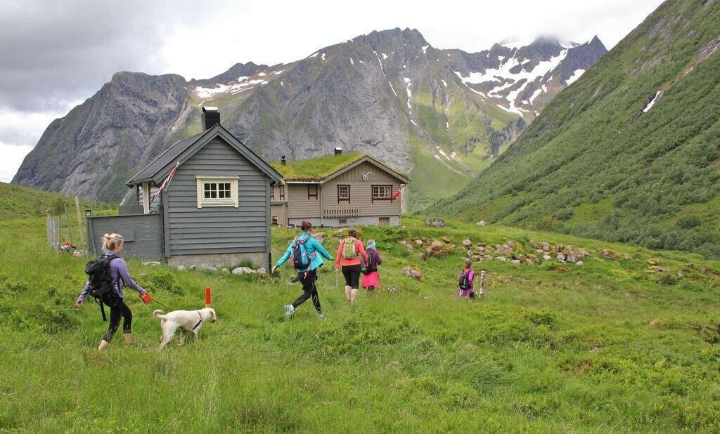 Ørsta fjellmaraton. Mosjonister passerer Mosætra. Foto: Ørsta fjellmaraton