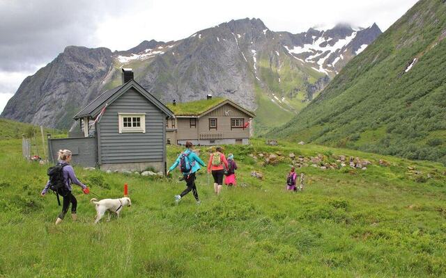 Ørsta fjellmaraton. Mosjonister passerer Mosætra. Foto: Ørsta fjellmaraton