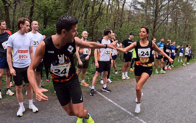 Laget «Hisdals utvalgte 1» vant mix-klassen. Her er det Ann-Helen Dalen som leverer pinnen til Robert Hisdal på 2. veksling. Her er det kun ett herrelag foran dem. (Foto: Arne Dag Myking)
