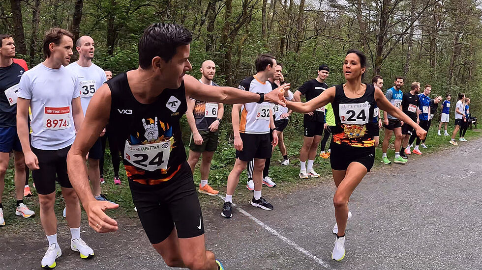 Laget «Hisdals utvalgte 1» vant mix-klassen. Her er det Ann-Helen Dalen som leverer pinnen til Robert Hisdal på 2. veksling. Her er det kun ett herrelag foran dem. (Foto: Arne Dag Myking)