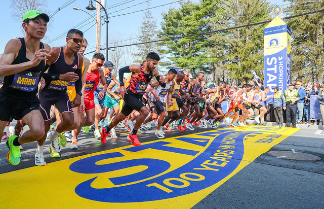 Det er noe helt eget å legge på sprang fra den velkjente startstreken i Hopkinton for så skulle løpe de 42,2 kilometerne til mål i Boston. (Foto: Boston Athletic Association)