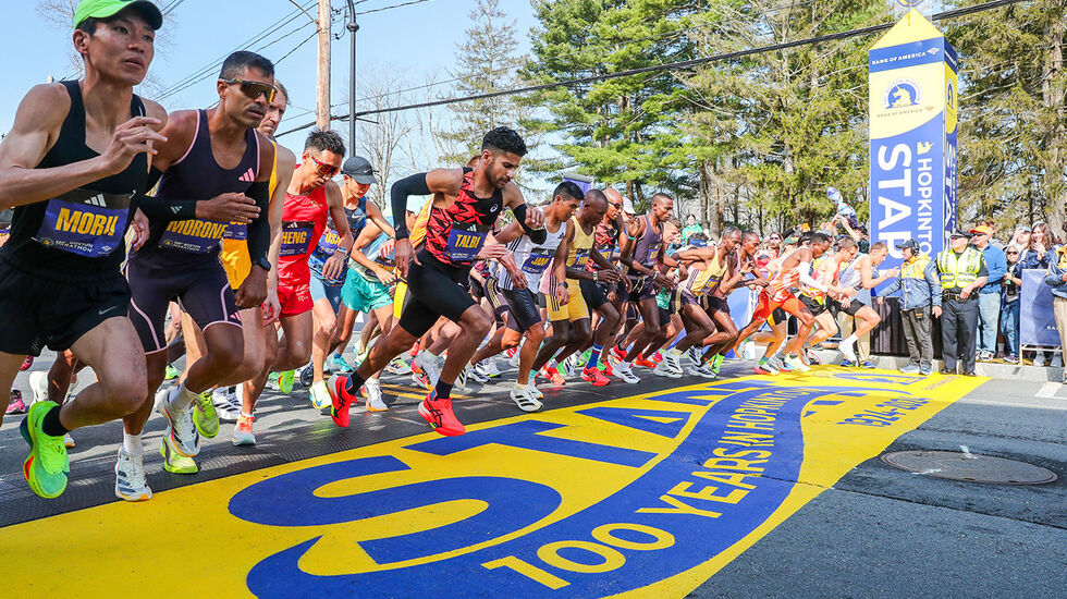 Det er noe helt eget å legge på sprang fra den velkjente startstreken i Hopkinton for så skulle løpe de 42,2 kilometerne til mål i Boston. (Foto: Boston Athletic Association)