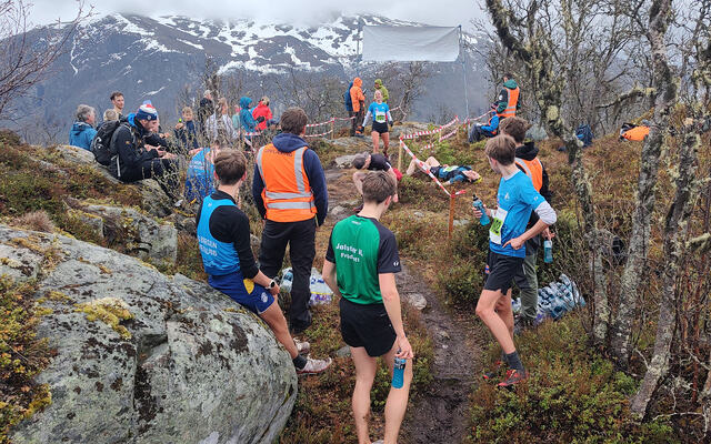 Sønene til Anita Iversen Lillekare ser at mor deira tek sigeren i kvinneklassen på Storhaugen Opp. (Alle foto: Bjørghild Holien)