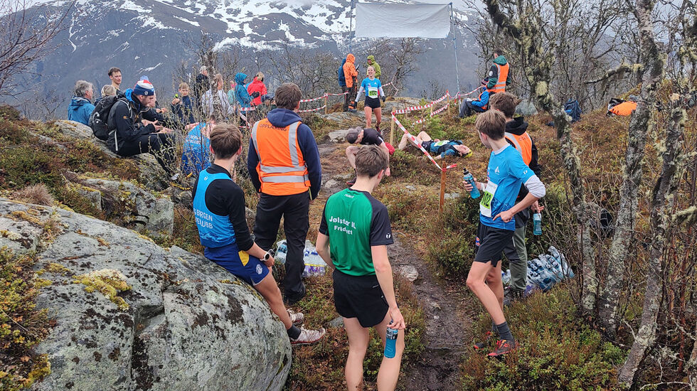 Sønene til Anita Iversen Lillekare ser at mor deira tek sigeren i kvinneklassen på Storhaugen Opp. (Alle foto: Bjørghild Holien)