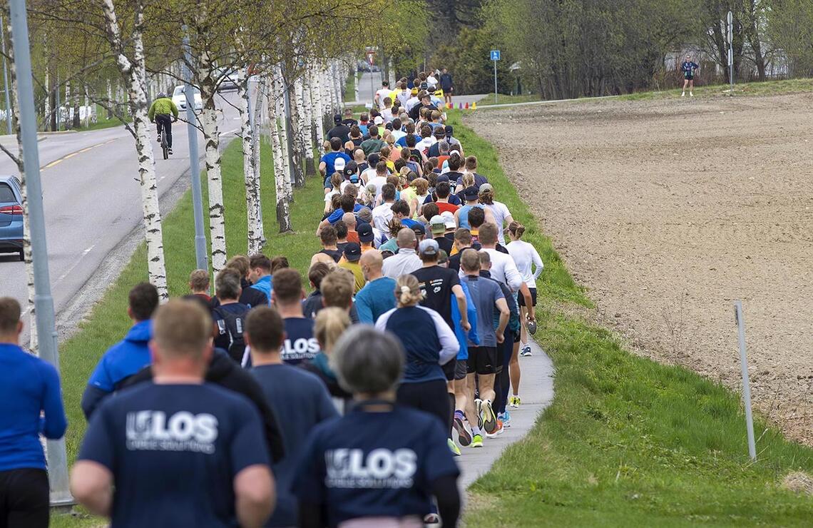 Hele startsletta er full av løpere. (Foto: Bjørn Hytjanstorp)