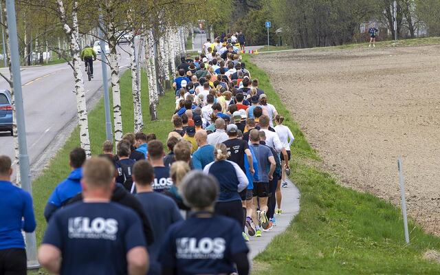 Hele startsletta er full av løpere. (Foto: Bjørn Hytjanstorp)