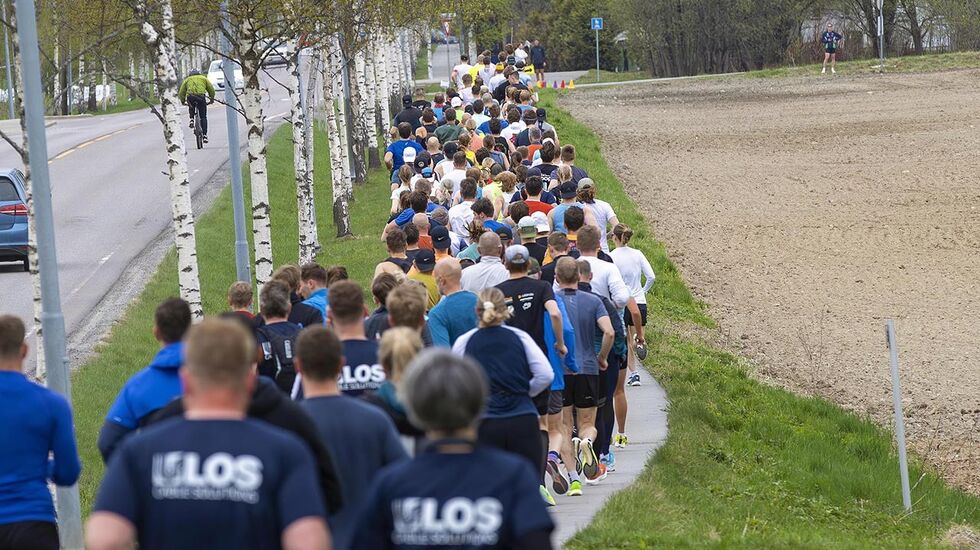 Hele startsletta er full av løpere. (Foto: Bjørn Hytjanstorp)