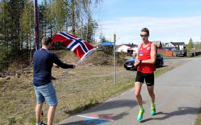 Magnus Torp Antonsen blir flagget inn på Formel 1-vis av primus motor André Berge. (Foto: Line Viola Hvammen)