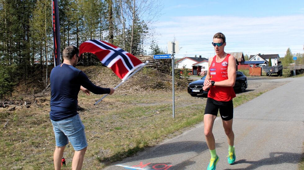 Magnus Torp Antonsen blir flagget inn på Formel 1-vis av primus motor André Berge. (Foto: Line Viola Hvammen)