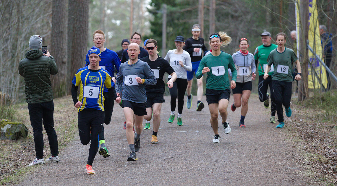 Starten har nettopp gått for det første løpet for sesongen rundt Ulsrudvannet 25. april. (Foto: Per Inge Østmoen)