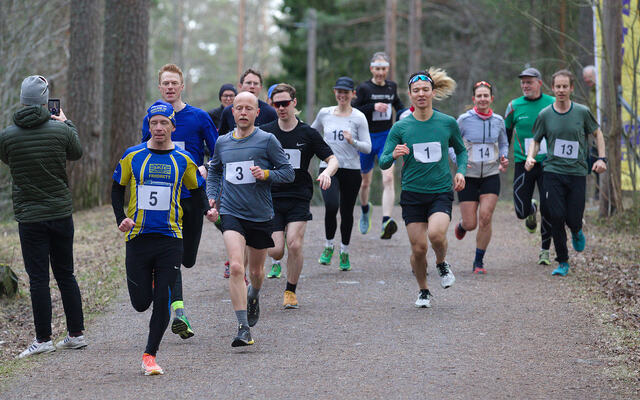 Starten har nettopp gått for det første løpet for sesongen i Ulsrudvann rundt 25. april. (Foto: Per Inge Østmoen)