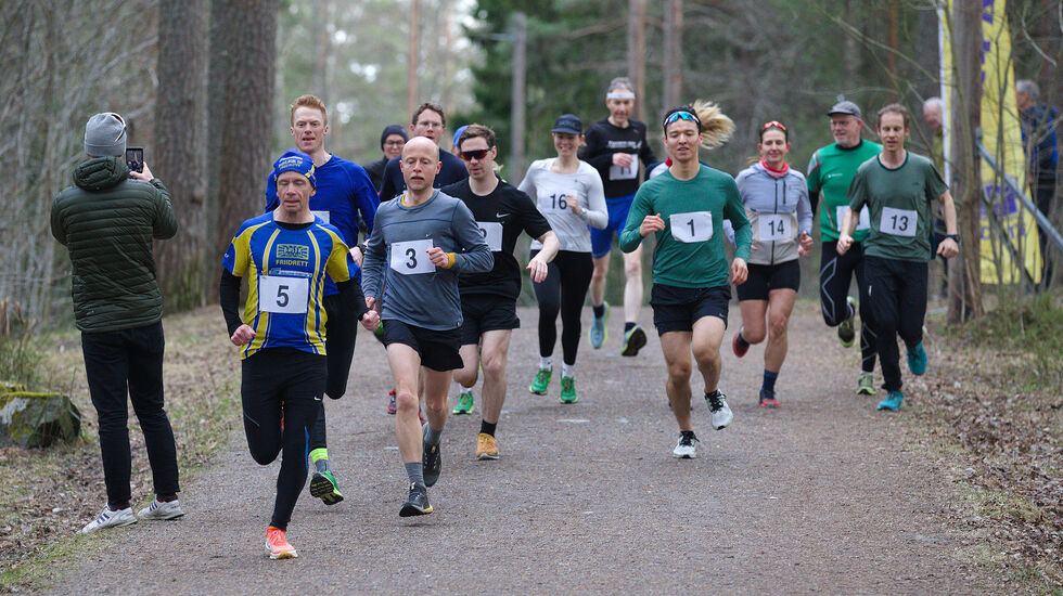 Starten har nettopp gått for det første løpet for sesongen i Ulsrudvann rundt 25. april. (Foto: Per Inge Østmoen)