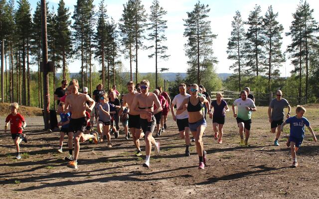 Sommerlig sesongstart på Strandbygda skistadion mandag kveld. (Foto: Rolf Bakken)