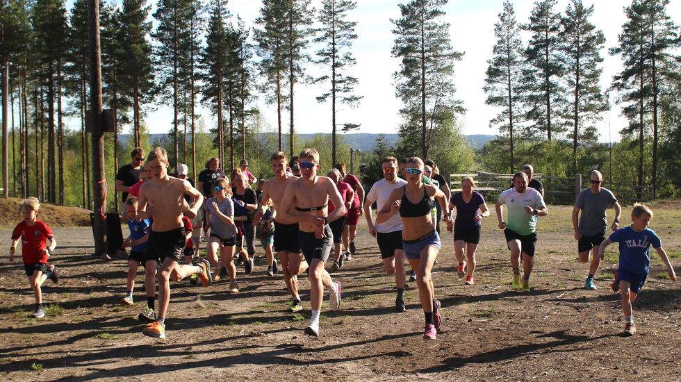 Sommerlig sesongstart på Strandbygda skistadion mandag kveld. (Foto: Rolf Bakken)